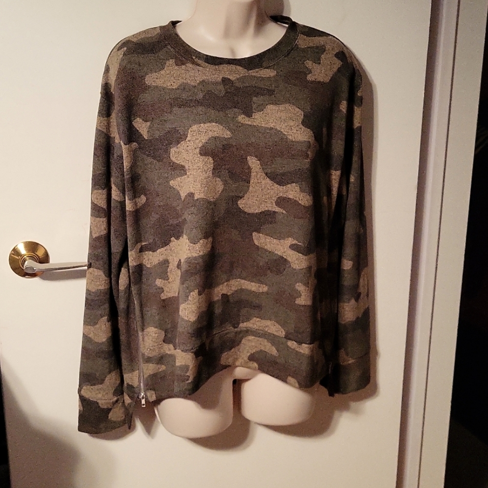 ARDENE Green Camouflage Women's Long Sleeve Top with Side Zippers Small NWOT